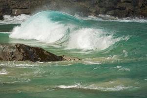 brechende Welle an der Küste von Na Pali foto