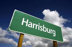 grünes straßenschild harrisburg foto