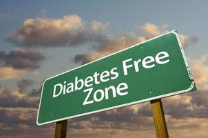 Grünes Straßenschild und Wolken der Diabetes-freien Zone foto