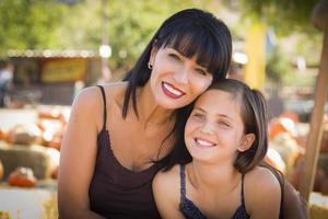 Attraktives Mutter-Tochter-Portrait am Pumpkin Patch foto