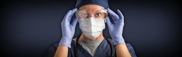 Banner der Ärztin oder Krankenschwester in medizinischer Gesichtsmaske und Schutzausrüstung foto