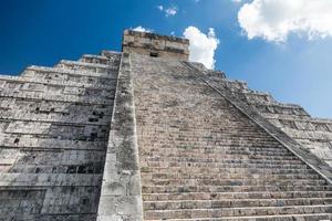 Maya-El-Castillo-Pyramide an der archäologischen Stätte in Chichen Itza, Mexiko foto