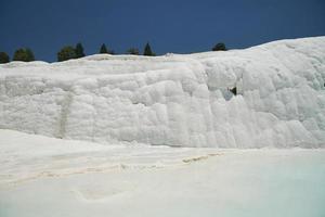 Travertinterrasse bei Pamukkale in Denizli, Türkei foto