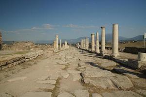 säulenstraße in laodicea auf der antiken stadt lycus in denizli, turkiye foto