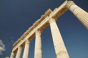säulen in laodicea auf der antiken stadt lycus in denizli, turkiye foto