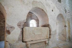 Sarkophag in der St.-Nikolaus-Kirche in Demre, Antalya, Türkei foto