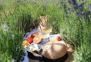 Sommerpicknick auf einem Lavendelfeld foto