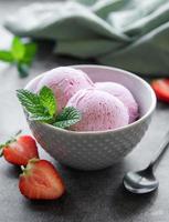 hausgemachtes Erdbeereis mit frischen Erdbeeren foto