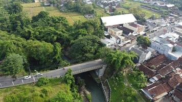 luftaufnahme der moyudan-brücke, der godean-straße, der speziellen region von yogyakarta mit bäumen und häusern im hintergrund foto