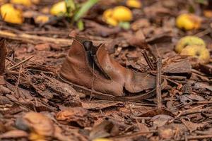 alter, schmutziger, verdorbener Lederstiefel foto