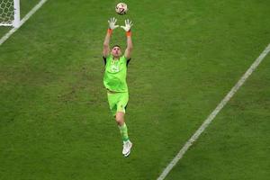 luseyl, katar, 18. dezember 2022 - der argentinische torhüter emiliano martinez torhüter springt beim weltcupspiel zwischen argentinischen und französischen nationalmannschaften zum ball foto