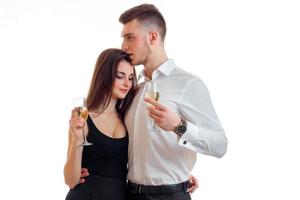 schönes junges paar umarmt sich und trägt champagnergläser foto