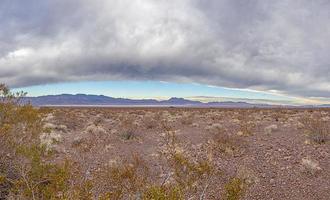 Panoramabild über die südkalifornische Wüste tagsüber foto