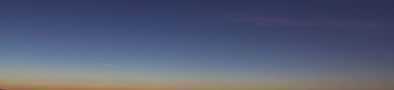 dramatischer bunter Himmel mit Nachleuchten und beleuchteten Wolken foto