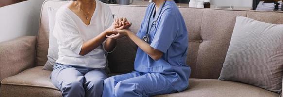 Homecare Pflegedienst und Kardiologie für ältere Menschen Gesundheitswesen. Nahaufnahme einer jungen hispanischen Ärztin, die während des Besuchs den Herzschlag eines reifen kaukasischen Mannes mit einem Stethoskop überprüft foto