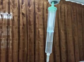 Set von Vitaminen iv Intravenöse Flüssigkeiten Tropfen Kochsalzlösung Tropfen Krankenhauszimmer medizinisches Konzept Notfallmedizin und Chemotherapie Behandlungskonzept für Arzneimittelinjektionen. foto