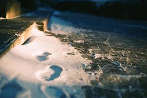 Fußspuren im Schnee von menschlichen Schuhen in einem verschneiten Winter. foto