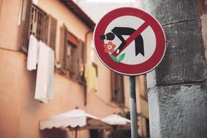 geänderte Verkehrszeichen, verschiedene interessante Zeichnungen und Slogans auf den Straßen der Stadt. foto