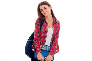 entzückende junge brünette Studentin mit blauem Rucksack isoliert auf weißem Hintergrund foto