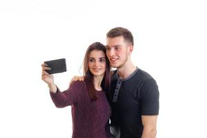 schöne sinnliche Paare, die Foto am Telefon lokalisiert auf weißem Hintergrund tun