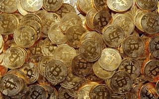 Haufen goldener Bitcoin. 3D-Darstellung. foto