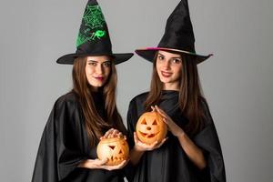 zwei hübsche Mädchen im Halloween-Stil foto