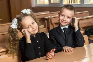 Junge und Mädchen in der Schule foto