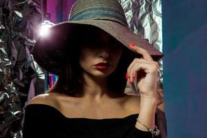 Schönheitsfrau im Hut mit breiter Krempe foto