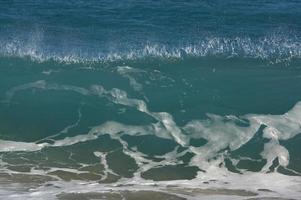 dramatische Shorebreak-Welle foto