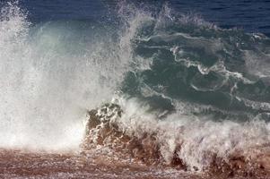 dramatische Shorebreak-Welle foto