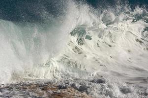 dramatische Shorebreak-Welle foto