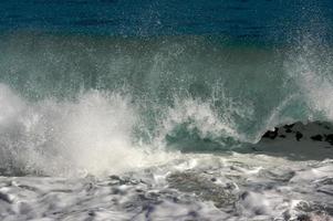 dramatische Shorebreak-Welle foto