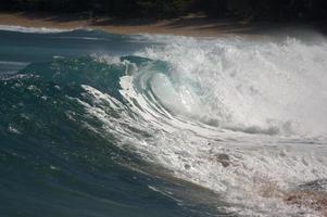 dramatische Shorebreak-Welle foto