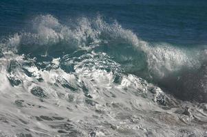 dramatische Shorebreak-Welle foto