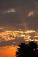 wunderschön dramatischer Sonnenaufgang oder Sonnenuntergang foto