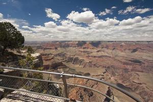 Schöne Grand Canyon Landschaftsansicht Touristengeländer foto