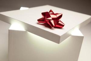 Deckel der roten Schleife der Geschenkbox mit sehr hellem Inhalt foto