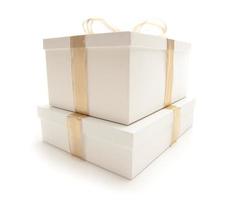 gestapelte weiße geschenkboxen mit goldband isoliert foto