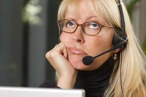 attraktive Geschäftsfrau mit Telefonkopfhörer foto