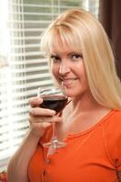 attraktive Blondine mit einem Glas Wein foto