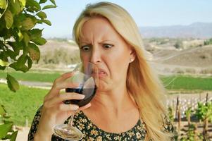 schockiert attraktive Frau nippt an Wein foto