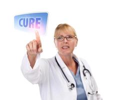 Ärztin berührt die Schaltfläche "Heilung" auf dem Touchscreen foto