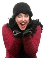 Aufgeregte Frau in Winterkleidung streckt ihre Hände aus foto