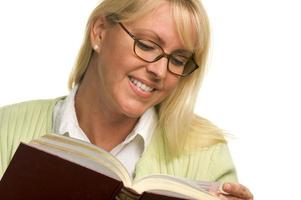 attraktive Frau beim Lesen foto