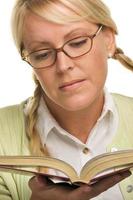 Frau mit Pferdeschwänzen liest ihr Buch foto