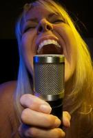 Frau singt mit Leidenschaft foto