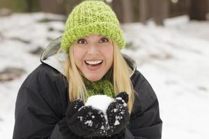 attraktive frau, die spaß im schnee hat foto