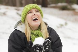 attraktive frau, die spaß im schnee hat foto