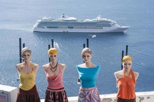Schaufensterpuppen außerhalb Shop auf der Insel Santorini Griechenland mit Kreuzfahrtschiff unten verankert