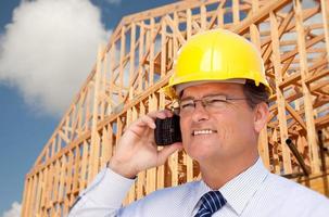 Auftragnehmer in Hardhat auf der Baustelle foto